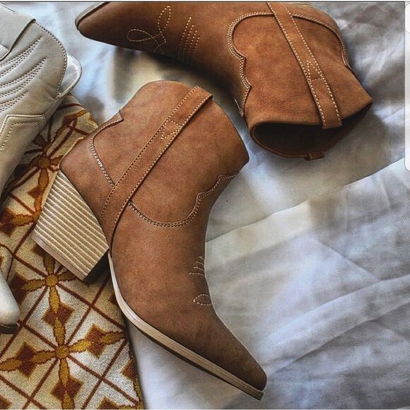 🚨FEW PAIRS LEFT// Camel Western style boot soft vegan leather - Picture 8 of 10